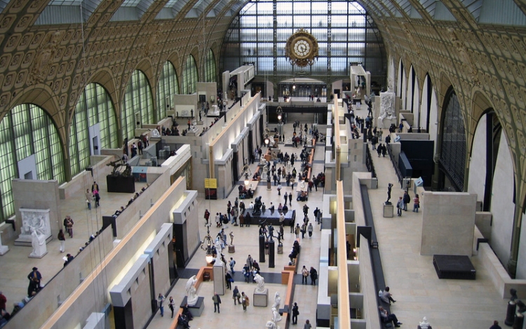Szaga miatt tessékeltek ki egy családot a párizsi Orsay Múzeumból