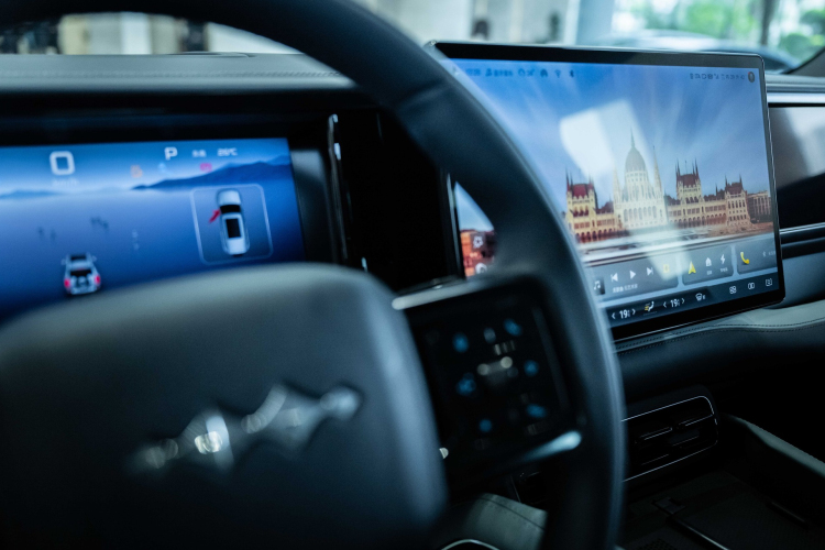 Szijjártó Péter: 60 milliárd forintos programot indít a kormány az elektromos autózás támogatására