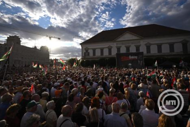 Az államfő elmozdítása ellen tüntettek a Fidesz és a KDNP szervezésében a Sándor-palotánál