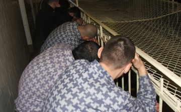 Rabok varrják az egyenruhát is