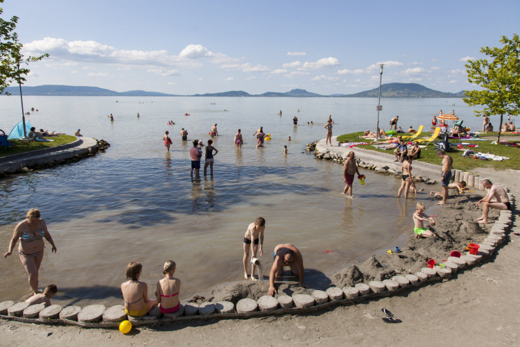 Folytatódik a balatoni strandfejlesztés: csúszdákra is jut pályázati pénz