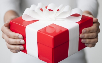 Születésnapra, karácsonykor és esküvőre minden magyar ad ajándékot