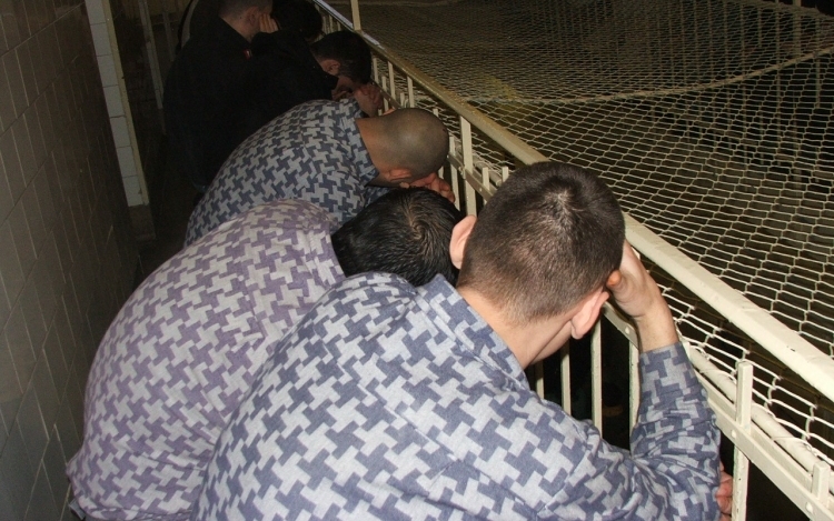 Rabok varrják az egyenruhát is