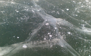 Gyerekek alatt szakadt be a csónakázótó jege Ózdon