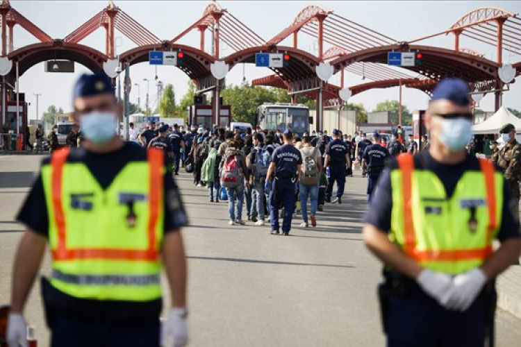 Tizennyolc busszal érkezetek migránsok Beremendre