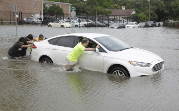 Két centimétert süllyedt Houston a hurrikán miatt