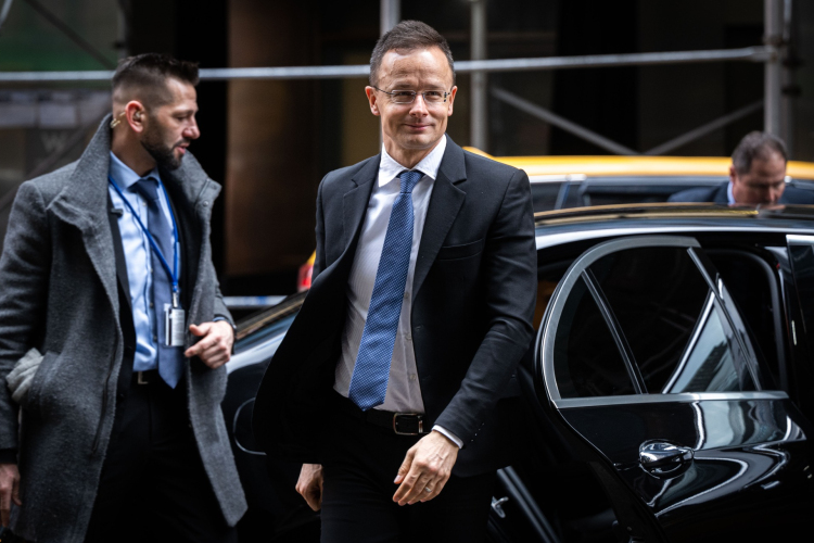 Velkey György László: Szijjártó Péter kétmilliárd forintért bérelt magánrepülőgépeket tavaly