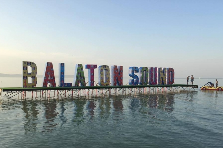 Megkezdődött a Balaton Sound - 140-150 ezer vendéget várnak a fesztiválra