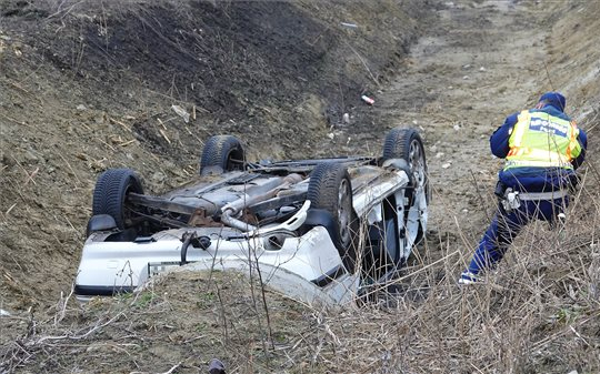 Árokba hajtott egy autó Szolnoknál, ketten meghaltak