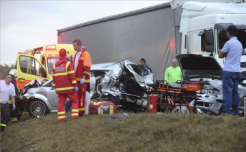 Tömegbaleset - Kórházak: több sérült életveszélyes állapotban van