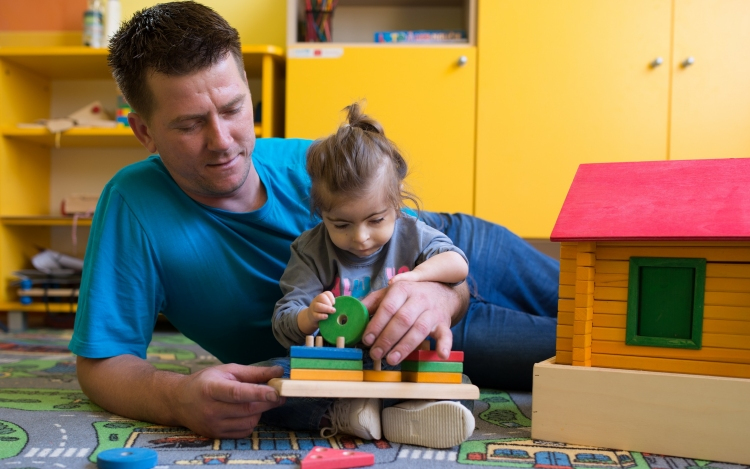 Programokkal és sztárokkal ünnepli az apákat az UNICEF