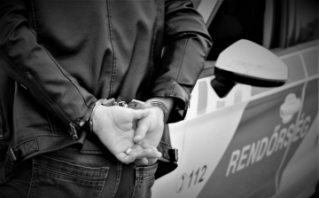 Kuruzslás és csalás miatt rendelték el egy férfi letartóztatását Pécsen