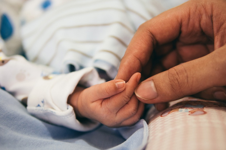 A kisbabák gyengéd simogatása fájdalomcsillapító hatású 