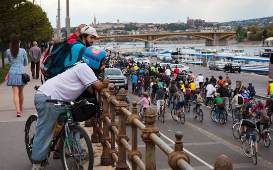 Kerékpáros felvonulás miatt jelentős dugók várhatóak Budapesten szombaton