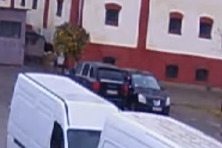 Úgy lopott egy kocsiból, hogy közben a sajátjából ki se szállt – VIDEÓ