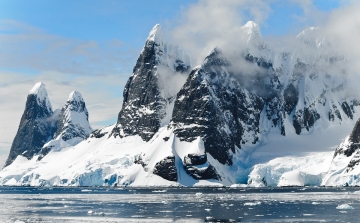 Mozgásba lendült az Antarktiszról tavaly leszakadt gigászi jéghegy