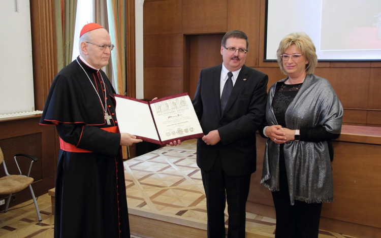 Esztergom díszpolgári címet adományozott Mindszenty Józsefnek