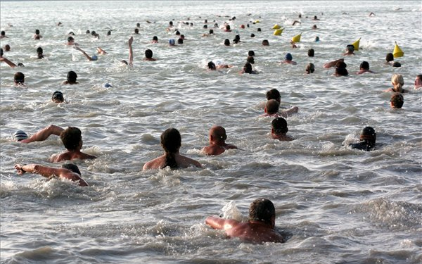 Torlódás várható a Balaton-átúszás miatt Révfülöpnél
