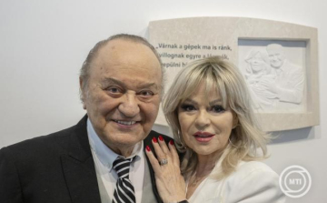 Korda Györgyöt és Balázs Klárit ábrázoló domborművet avattak fel a budapesti repülőtéren