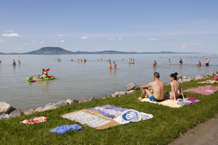 Egy 67 éves német nő rosszul lett és meghalt a Balatonban