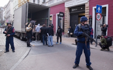 Kiemelt rendőri kísérettel érkeztek meg a vagyont érő inka kincsek Budapestre