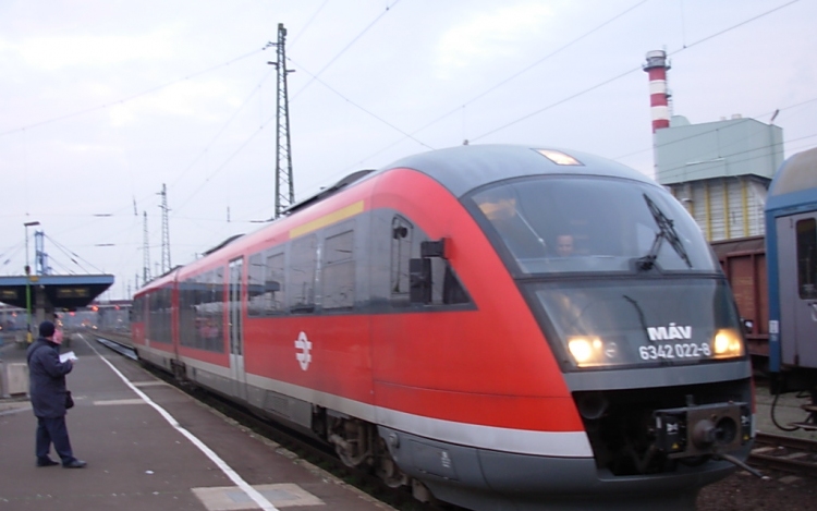 Gázolás miatt késnek a vonatok a fehérvári vonalon