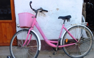 Rózsaszín lopott biciklivel ment betörni 